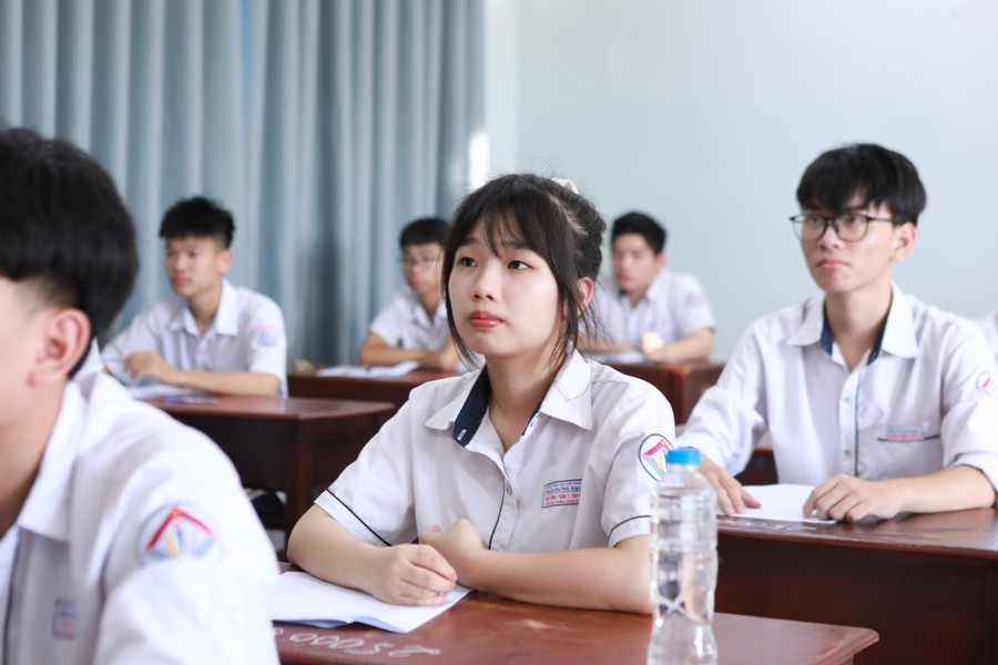 Thí sinh tham dự Kỳ thi tốt nghiệp THPT năm 2025 tại điểm thi Trường THPT A Trần Hưng Đạo, phường Nam Định, tỉnh Ninh Bình Thí sinh tham dự Kỳ thi tốt nghiệp THPT năm 2025 tại điểm thi Trường THPT A Trần Hưng Đạo, phường Nam Định, tỉnh Ninh Bình
