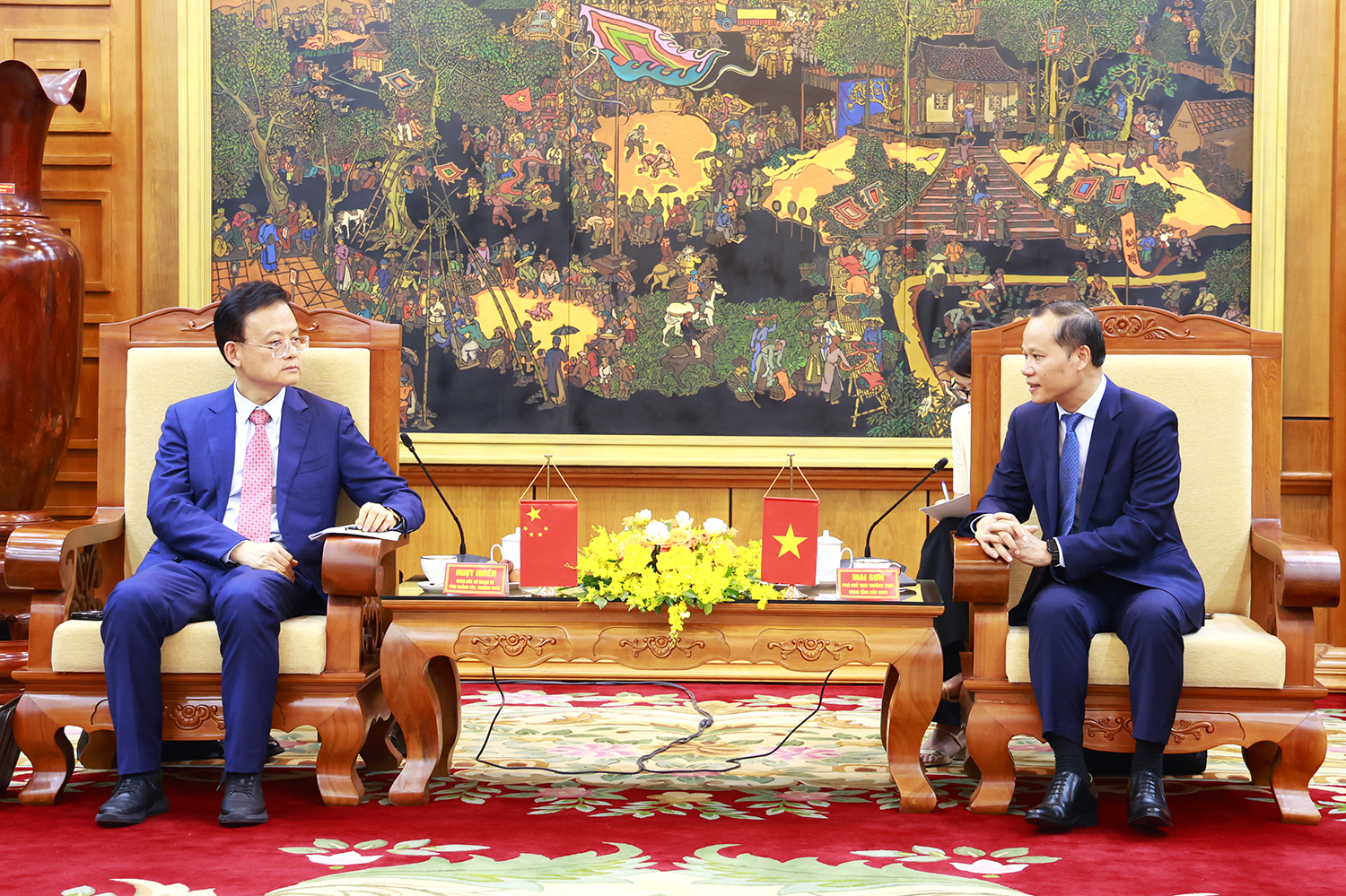 Phó Chủ tịch Thường trực UBND tỉnh Mai Sơn (bên phải) tiếp và làm việc với ông Ngụy Nhiên, Giám đốc Sở Ngoại vụ Khu tự trị dân tộc Choang, Quảng Tây, Trung Quốc