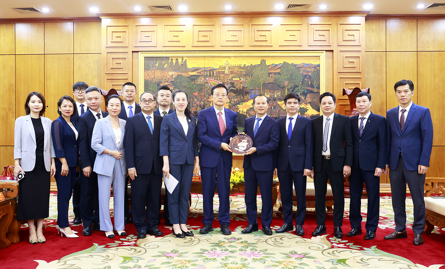 Ông Ngụy Nhiên, Giám đốc Sở Ngoại vụ Khu tự trị dân tộc Choang Quảng Tây tặng quà lưu niệm cho Phó Chủ tịch Thường trực UBND tỉnh Mai Sơn