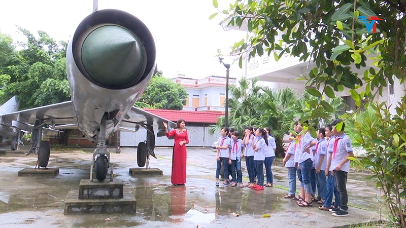 Buổi sinh hoạt ngoại khóa của Trường THCS Tiên Cát nhân dịp kỷ niệm Cách mạng Tháng Tám và Quốc khánh 2/9 tại Bảo tàng Hùng Vương, tỉnh Phú Thọ. Ảnh báo Nhân dân. Buổi sinh hoạt ngoại khóa của Trường THCS Tiên Cát nhân dịp kỷ niệm Cách mạng Tháng Tám và Quốc khánh 2/9 tại Bảo tàng Hùng Vương, tỉnh Phú Thọ. Ảnh báo Nhân dân.