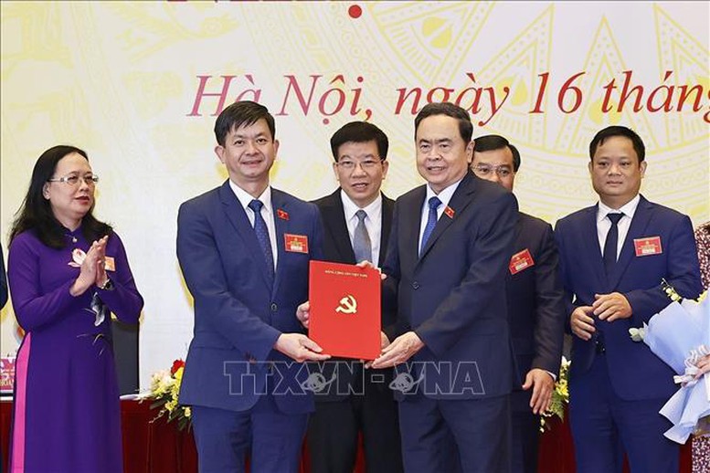 Chủ tịch Quốc hội Trần Thanh Mẫn trao Quyết định chỉ định Ban Chấp hành, Ban Thường Vụ Bí thư, Phó Bí thư, Ủy ban Kiểm tra Đảng bộ Văn phòng Quốc hội khóa XV, nhiệm kỳ 2025 -2030 - Ảnh: TTXVN