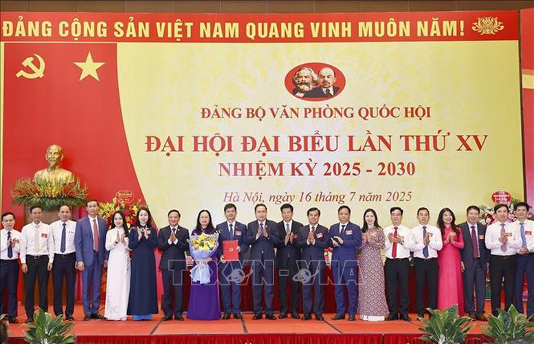 Chủ tịch Quốc hội với Ban Chấp hành Đảng bộ Văn phòng Quốc hội khóa XV, nhiệm kỳ 2025-2030 - Ảnh: TTXVN
