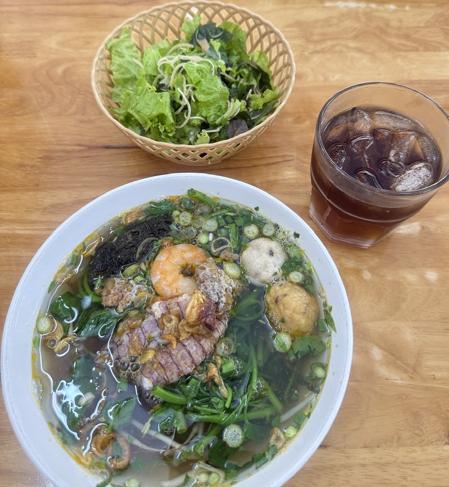 Ngoài bánh đa cua đồng truyền thống, Hải Phòng còn sáng tạo các phiên bản như bánh đa cua bể, bánh đa bề bề