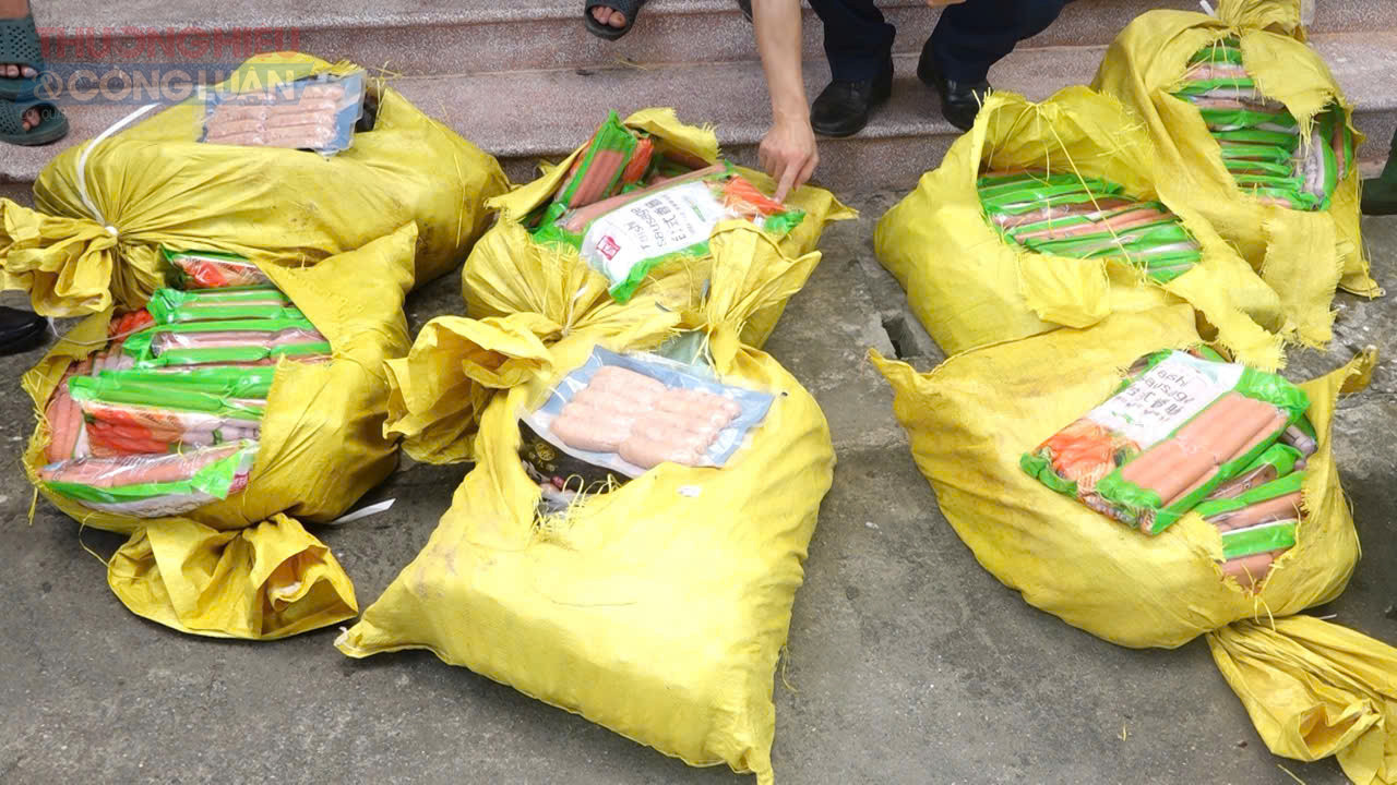 Toàn bộ số lượng xúc xích không rõ nguồn gốc đã bị chặn đứng trước khi đi sâu vào nội địa Toàn bộ số lượng xúc xích không rõ nguồn gốc đã bị chặn đứng trước khi đi sâu vào nội địa