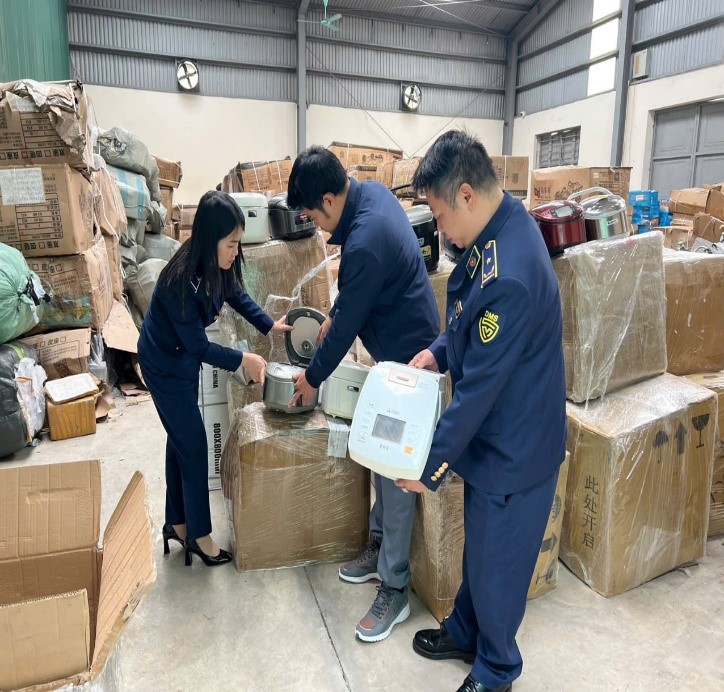 Đội Quản lý thị trường số 9 tạm giữ hàng hoá do nước ngoài sản xuất, đã qua sử dụng Đội Quản lý thị trường số 9 tạm giữ hàng hoá do nước ngoài sản xuất, đã qua sử dụng
