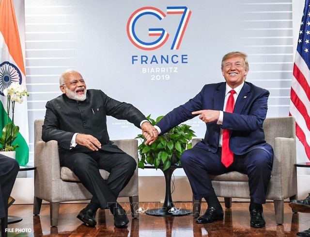 Thủ tướng Ấn Độ Narendra Modi (bên trái) và Tổng thống Mỹ Donald Trump trong một cuộc gặp năm 2019 khi ông Trump trong nhiệm kỳ đầu tiên. Ảnh tư liệu: ANI/TTXVN