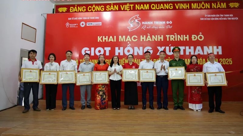 Các tập thể nhận khen thưởng của Ban Chỉ đạo Vận động hiến máu tình nguyện tỉnh. Các tập thể nhận khen thưởng của Ban Chỉ đạo Vận động hiến máu tình nguyện tỉnh.
