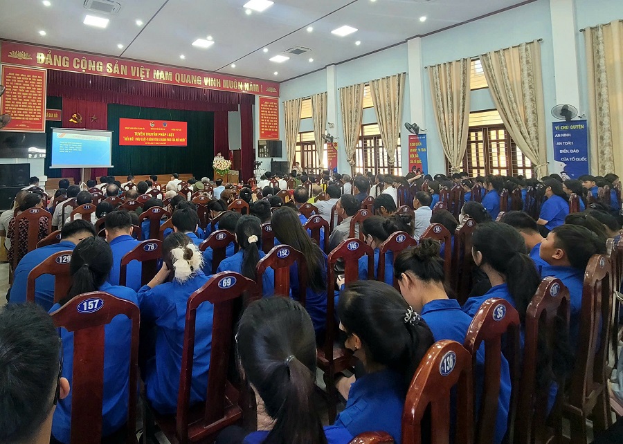 Buổi tuyên truyền thu hút hơn 300 đoàn viên thanh niên và người dân tham gia Buổi tuyên truyền thu hút hơn 300 đoàn viên thanh niên và người dân tham gia