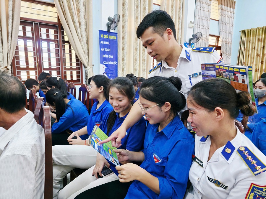 Cán bộ, chiến sĩ Hải đội 102 và Phòng Pháp luật phát tờ rơi tuyên truyền về phòng chống ma túy và nhận diện các thủ đoạn lừa đảo qua mạng cho đoàn viên, thanh niên và người dân địa phương Cán bộ, chiến sĩ Hải đội 102 và Phòng Pháp luật phát tờ rơi tuyên truyền về phòng chống ma túy và nhận diện các thủ đoạn lừa đảo qua mạng cho đoàn viên, thanh niên và người dân địa phương