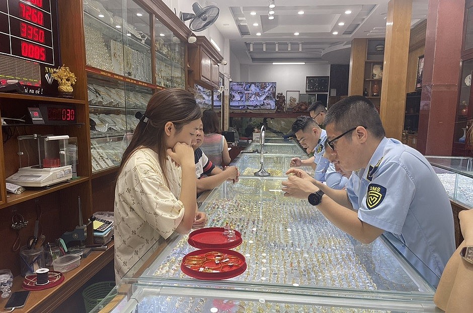 Lực lượng QLTT Thanh Hóa kiểm tra, giám sát các cơ sở kinh doanh vàng, bạc trên địa bàn TP. Thanh Hóa. Ảnh: QLTT Thanh Hóa. Lực lượng QLTT Thanh Hóa kiểm tra, giám sát các cơ sở kinh doanh vàng, bạc trên địa bàn TP. Thanh Hóa. Ảnh: QLTT Thanh Hóa.