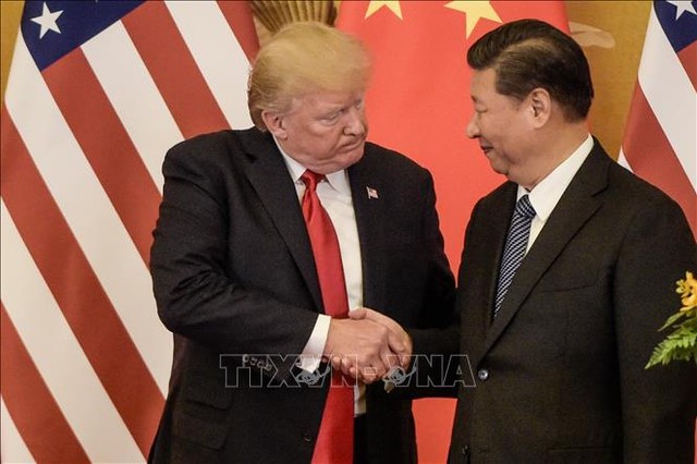Chủ tịch Trung Quốc Tập Cận Bình (phải) và Tổng thống Mỹ Donald Trump trong cuộc gặp tại Bắc Kinh, Trung Quốc năm 2017. Ảnh tư liệu: AFP/TTXVN