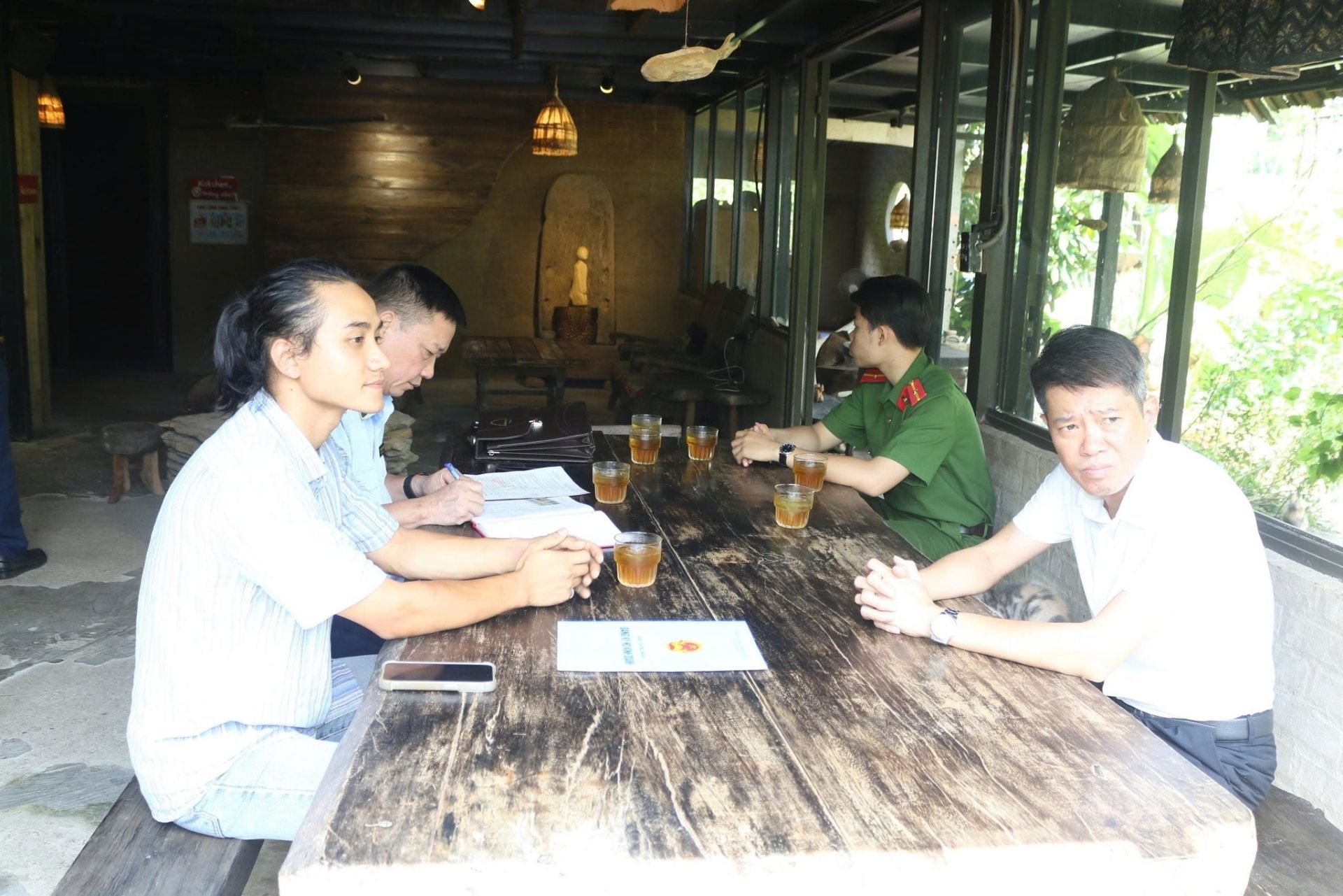 Lào Cai: Xử phạt quán ăn bán 700.000đ/lit rượu mận