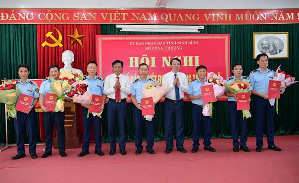 Lãnh đạo Sở Công Thương trao Quyết định bổ nhiệm Phó Chi cục trưởng Chi cục Quản lý thị trường