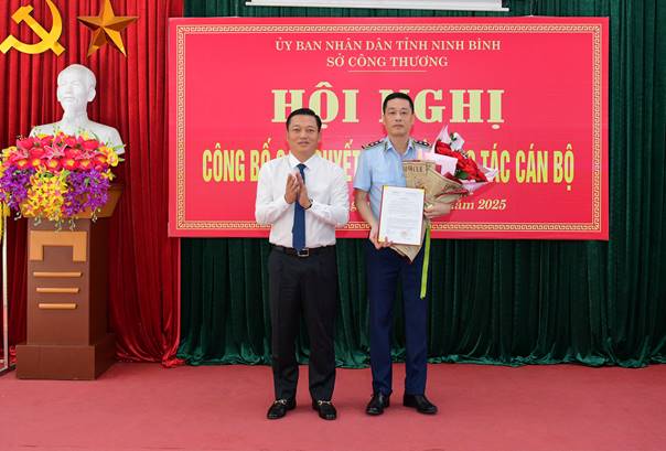 Công bố quyết định bổ nhiệm Chi cục trưởng Chi cục Quản lý thị trường Ninh Bình
