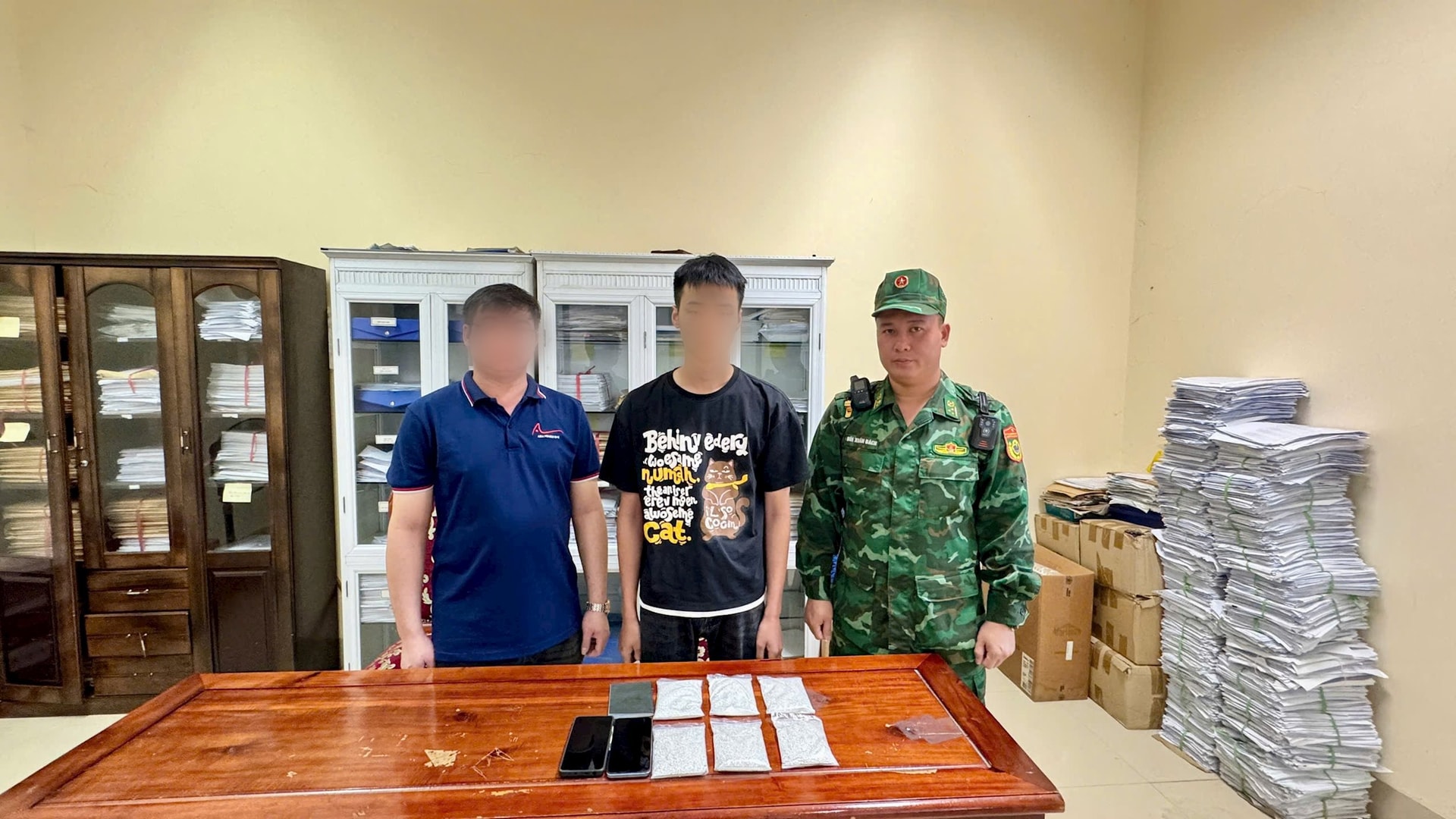 Các đối tượng và tang vật thu giữ.