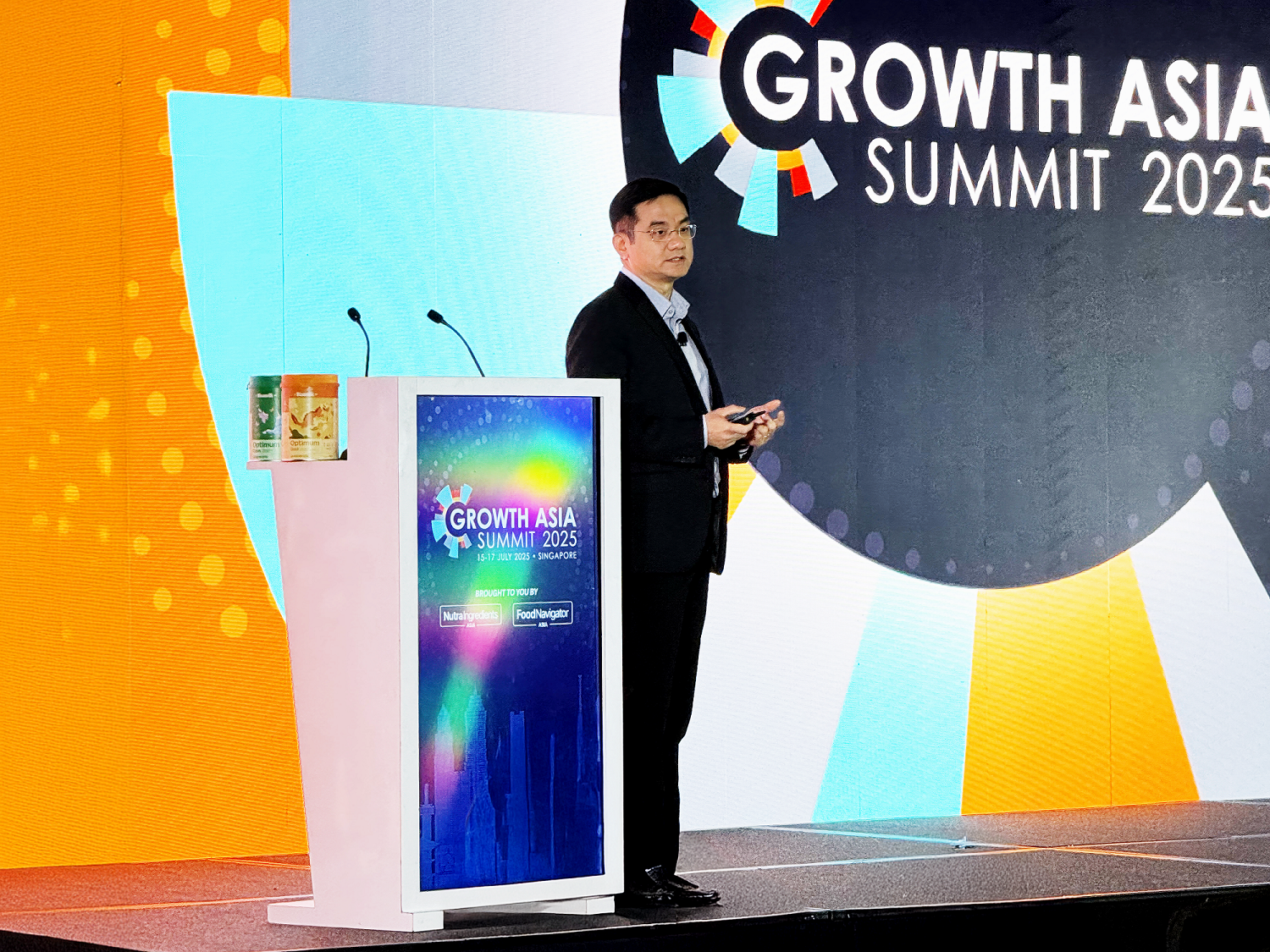 Đại diện Vinamilk, ông Nguyễn Quang Trí – Giám đốc điều hành Marketing – chia sẻ về đột phát 6 HMO trong sản phẩm sữa bột trẻ em Vinamilk Optimums tại diễn đàn lớn nhất châu Á về cơ hội phát triển trong ngành thực phẩm, đồ uống và dinh dưỡng (Ảnh: Hồng Nhân). Đại diện Vinamilk, ông Nguyễn Quang Trí – Giám đốc điều hành Marketing – chia sẻ về đột phát 6 HMO trong sản phẩm sữa bột trẻ em Vinamilk Optimums tại diễn đàn lớn nhất châu Á về cơ hội phát triển trong ngành thực phẩm, đồ uống và dinh dưỡng (Ảnh: Hồng Nhân).