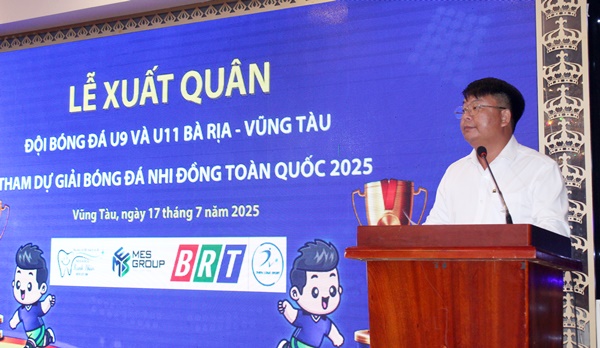 Ông Nguyễn Văn Thành, Trưởng đoàn hai đội bóng phát biểu tại buổi lễ