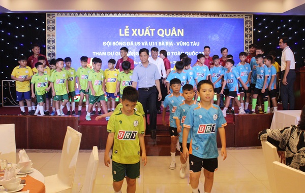 Đội U9 trong trang phục áo vàng, Đội U11 áo xanh