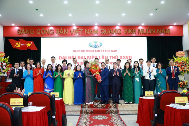 Thủ tướng Phạm Minh Chính tặng hoa chúc mừng Ban Chấp hành Đảng bộ TTXVN - Ảnh: VGP/Nhật Bắc Thủ tướng Phạm Minh Chính tặng hoa chúc mừng Ban Chấp hành Đảng bộ TTXVN - Ảnh: VGP/Nhật Bắc