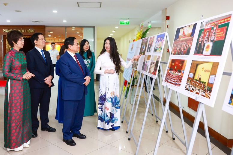 Thủ tướng Phạm Minh Chính và Phó Thủ tướng Mai Văn Chính tham quan trưng bày ảnh của TTXVN - Ảnh: VGP/Nhật Bắc Thủ tướng Phạm Minh Chính và Phó Thủ tướng Mai Văn Chính tham quan trưng bày ảnh của TTXVN - Ảnh: VGP/Nhật Bắc