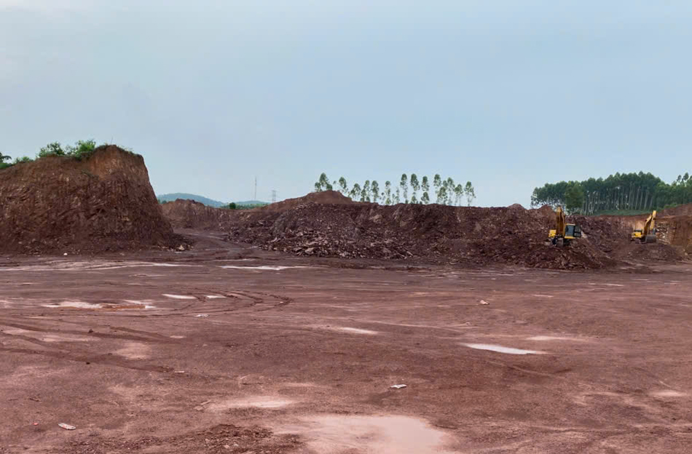 Khu vực Công ty trách nhiệm hữu hạn Thương mại và Dịch vụ Ánh Hiền thực hiện dự án khai thác đất san lấp mặt bằng.