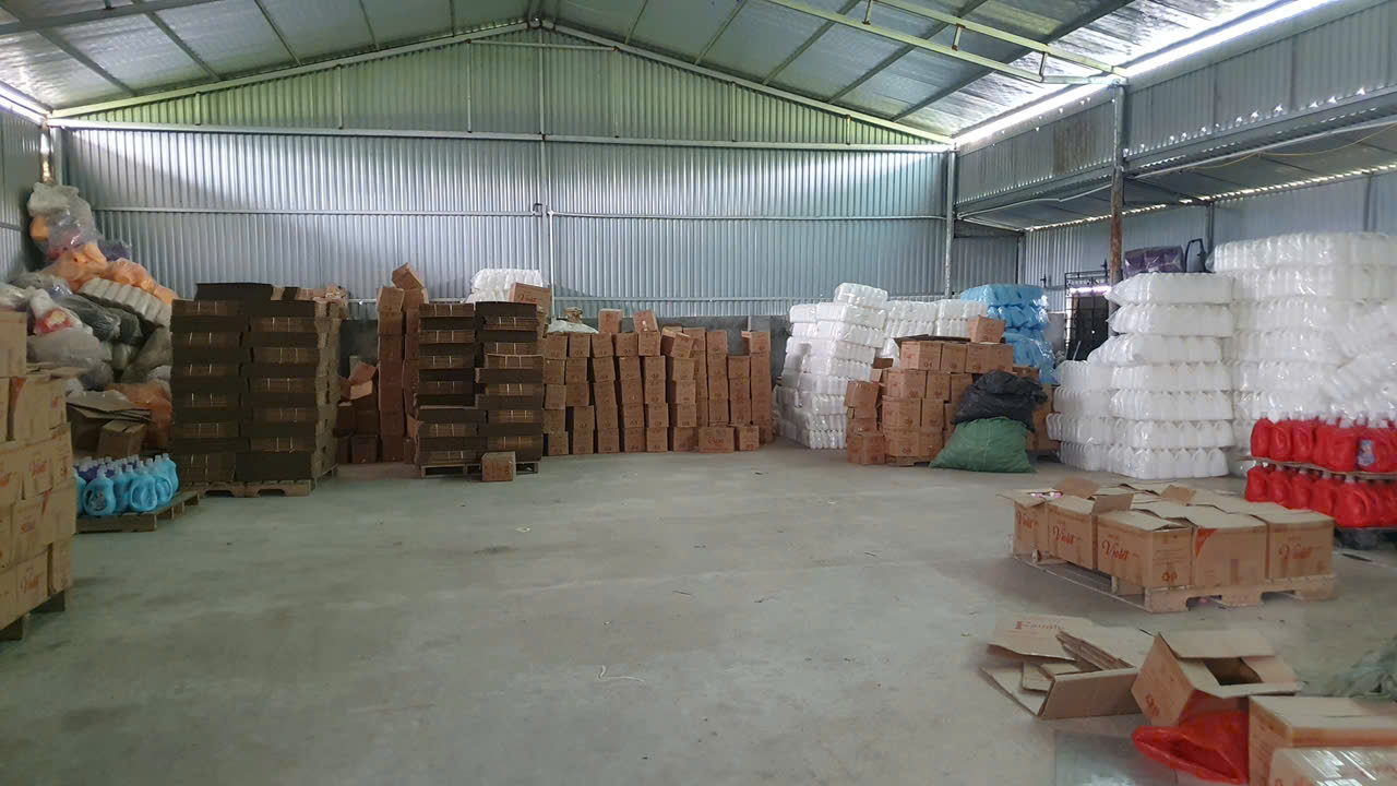 Kho hàng của Công ty TNHH Đầu tư Thương mại và Dịch vụ H.V., có địa chỉ tại huyện Ân Thi và huyện Yên Mỹ, tỉnh Hưng Yên Kho hàng của Công ty TNHH Đầu tư Thương mại và Dịch vụ H.V., có địa chỉ tại huyện Ân Thi và huyện Yên Mỹ, tỉnh Hưng Yên