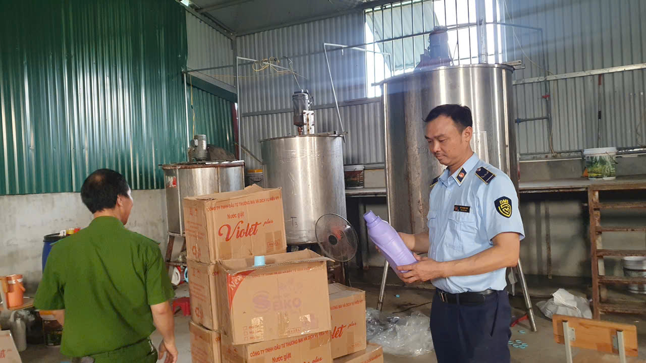 Một doanh nghiệp sản xuất hàng giả nhãn hiệu D-nee, Tauau bị xử phạt gần 200 triệu đồng