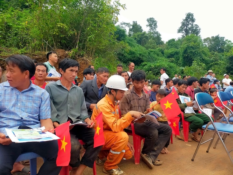 Công nhân đội Quản lý Điện lực khu vực Điện Biên phủ tuyên truyền tiết kiệm điện, an toàn điện tại bản Huổi Háo, xã Búng Lao