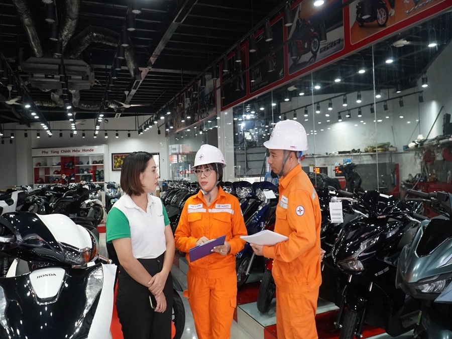 Công nhân PC Quảng Ninh tuyên truyền, hướng dẫn khách hàng sử dụng điện tiết kiệm