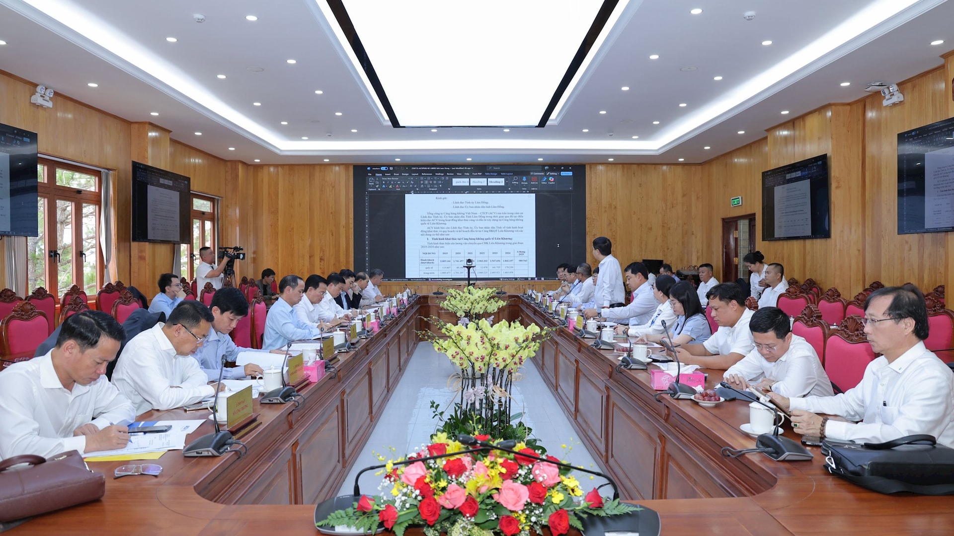 Chiều 16/7, lãnh đạo Tỉnh ủy và UBND tỉnh Lâm Đồng đã làm việc với Tổng Công ty Cảng hàng không Việt Nam (ACV) để bàn về kế hoạch nâng cấp, sửa chữa Cảng hàng không quốc tế Liên Khương.