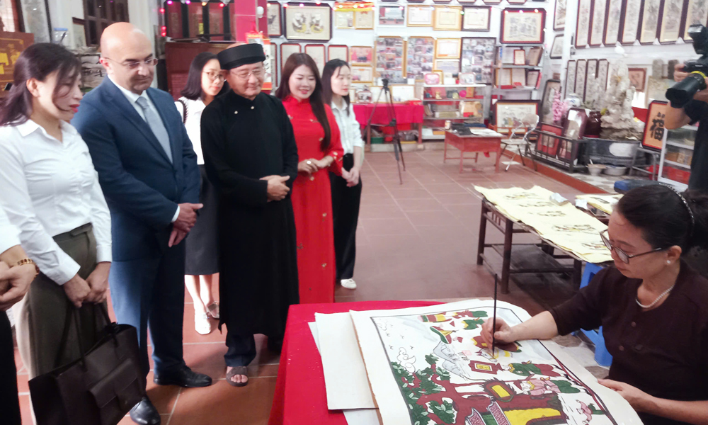 Ông Farit Alakbarov thăm làng tranh Đông Hồ. Ông Farit Alakbarov thăm làng tranh Đông Hồ.