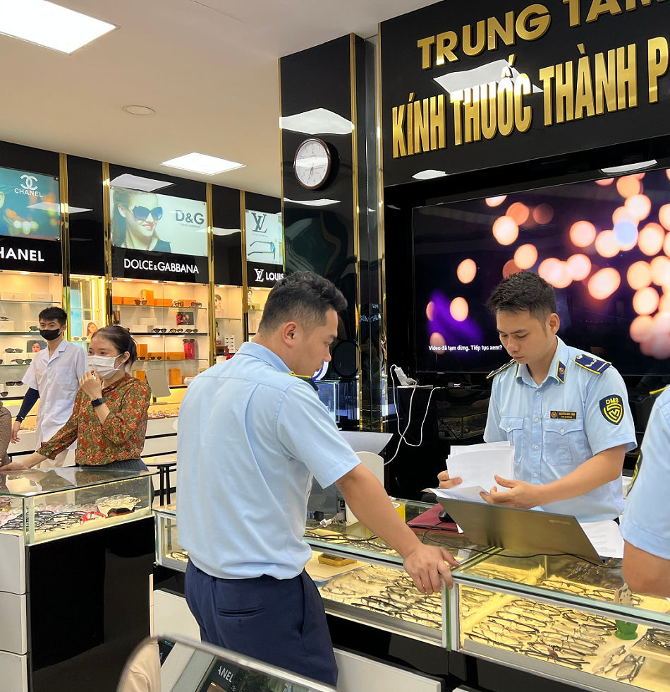 Tại thời điểm kiểm tra, lực lượng chức năng phát hiện và tạm giữ gần 200 sản phẩm gồm kính mắt các loại có dấu hiệu giả mạo nhãn hiệu nổi tiếng đã được bảo hộ tại Việt Nam như Cartier, Louis Vuitton, Versace, Rayban, Gucci, Chanel, Dior, Balenciaga, Burberry, …, Tại thời điểm kiểm tra, lực lượng chức năng phát hiện và tạm giữ gần 200 sản phẩm gồm kính mắt các loại có dấu hiệu giả mạo nhãn hiệu nổi tiếng đã được bảo hộ tại Việt Nam như Cartier, Louis Vuitton, Versace, Rayban, Gucci, Chanel, Dior, Balenciaga, Burberry, …,
