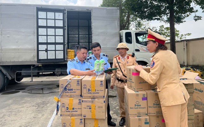 Đội Quản lý thị trường số 9, Cục QLTT Thanh Hóa phối hợp CSGT kiểm tra hàng hóa dịp cuối năm. Ảnh: QLTT Thanh Hóa Đội Quản lý thị trường số 9, Cục QLTT Thanh Hóa phối hợp CSGT kiểm tra hàng hóa dịp cuối năm. Ảnh: QLTT Thanh Hóa
