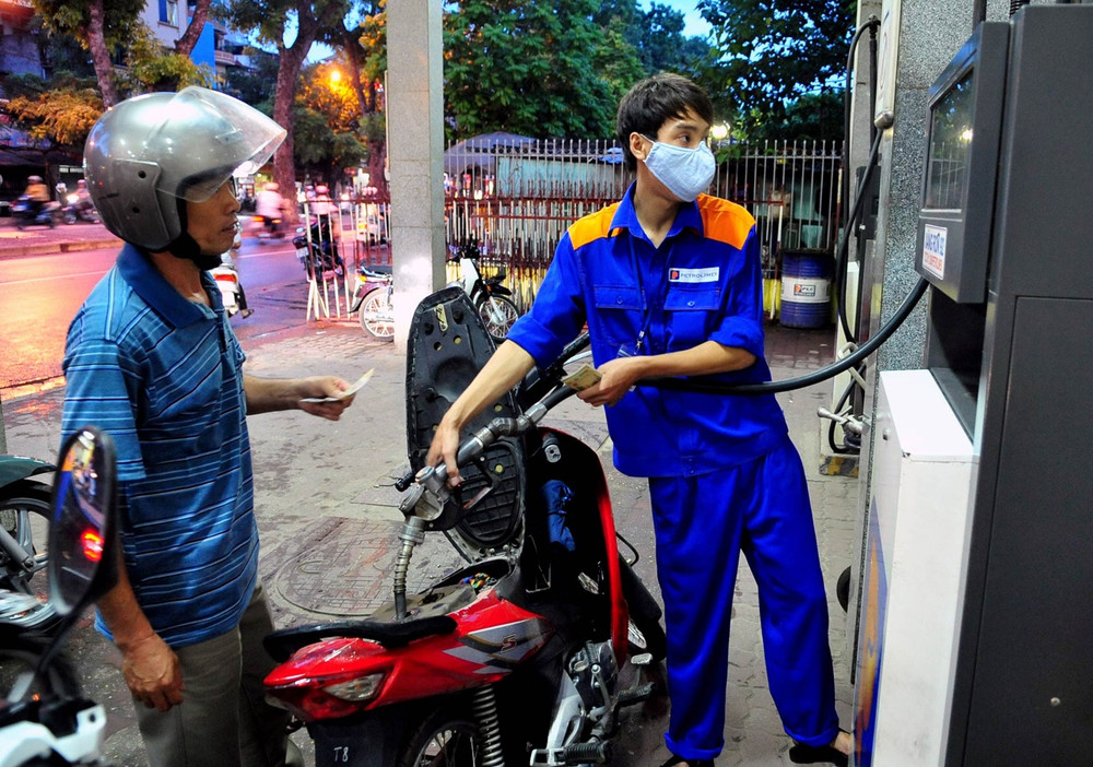 Từ 15h chiều, giá xăng giảm giảm 178 đồng/lít, giá dầu diesel 0.05S giảm 38 đồng/lít