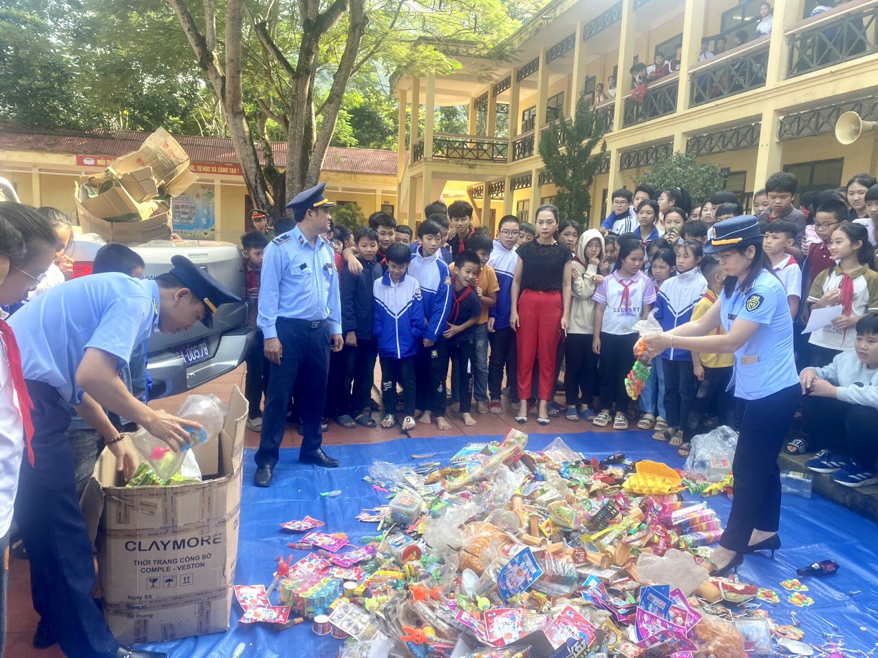 Lực lượng QLTT thực hiện tuyên truyền pháp luật về an toàn thực phẩm đến các em học sinh Lực lượng QLTT thực hiện tuyên truyền pháp luật về an toàn thực phẩm đến các em học sinh