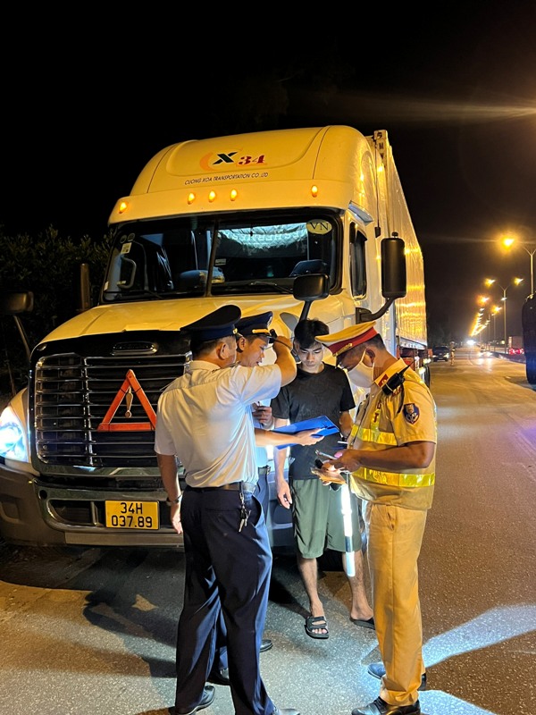 Phối hợp với lực lượng công an kiểm tra kiểm soát Phối hợp với lực lượng công an kiểm tra kiểm soát