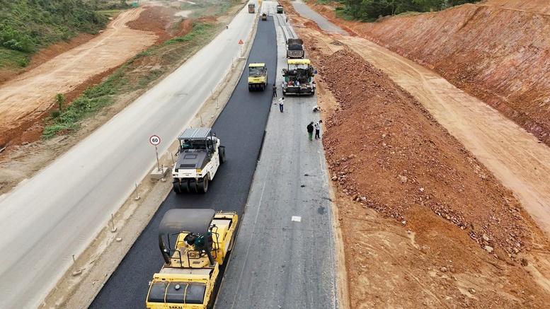 Thi công trên tuyến cao tốc Hòa Liên - Túy Loan - Ảnh: VGP/Lưu Hương Thi công trên tuyến cao tốc Hòa Liên - Túy Loan - Ảnh: VGP/Lưu Hương