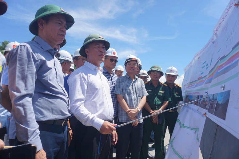 Thứ trưởng cùng đoàn công tác kiểm tra dự án cao tốc Hòa Liên - Túy Loan - Ảnh: VGP/Lưu Hương Thứ trưởng cùng đoàn công tác kiểm tra dự án cao tốc Hòa Liên - Túy Loan - Ảnh: VGP/Lưu Hương