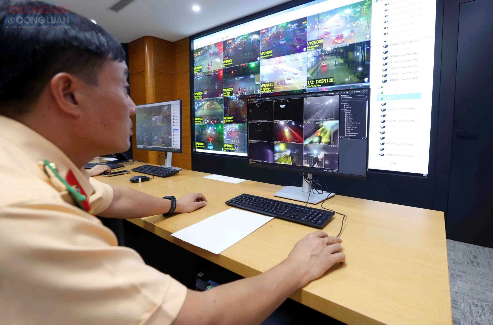 Không chỉ giám sát giao thông, camera AI còn đóng vai trò quan trọng trong đảm bảo an ninh trật tự. Hệ thống tự động phát hiện các hành vi gây rối như giơ dao, cầm gậy, giáo mác, tụ tập đông người bất hợp pháp, thậm chí nhận diện khuôn mặt các đối tượng truy nã. Toàn bộ quy trình từ ghi nhận, phân tích đến xử lý đều được tự động hóa, giảm thiểu sai sót và tăng cường hiệu quả thực thi pháp luật.