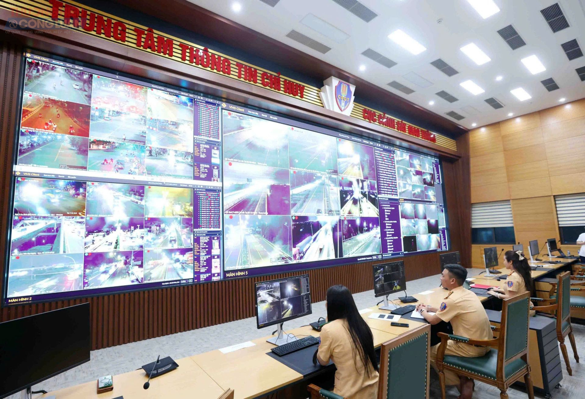 Thông qua hệ thống camera giám sát và tích hợp thêm AI, Trung tâm thông tin chỉ huy có thể tự động nhận diện vi phạm giao thông, các hành vi gây rối, lập lại hành trình của một chiếc xe tình nghi gây tai nạn…