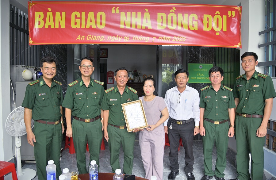 Bàn giao 7 căn “Nhà đồng đội” cho cán bộ Biên phòng tỉnh An Giang