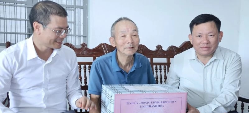 Phó Chủ tịch Thường trực UBND tỉnh Thanh Hóa thăm gia đình chính sách