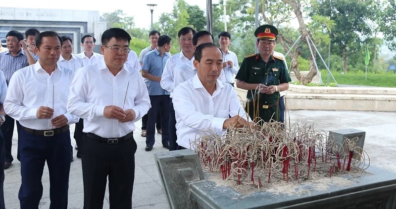 Đoàn đại biểu tỉnh Thanh Hóa viếng các anh hùng liệt sỹ hy sinh tại Chiến trường Điện Biên Phủ