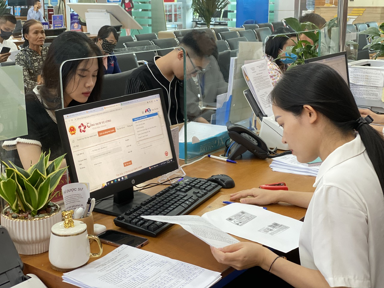 Tháo gỡ khó khăn về thủ tục hành chính, chuyển đổi số trong vận hành mô hình chính quyền địa phương 2 cấp