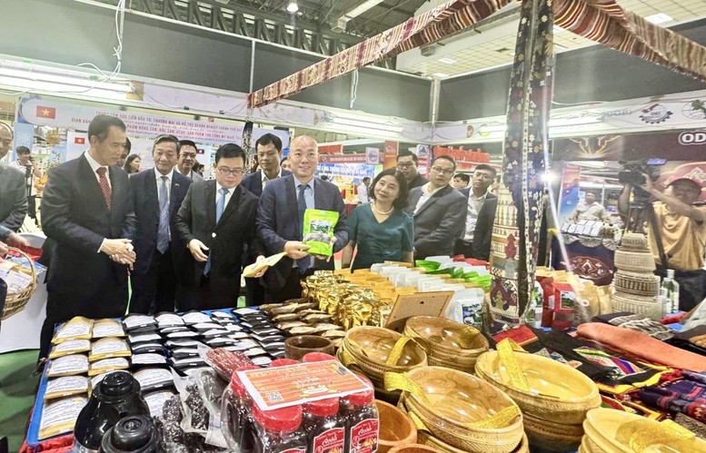 Mở rộng thị trường, quảng bá sản phẩm thế mạnh của hai nước Việt Nam, Lào
