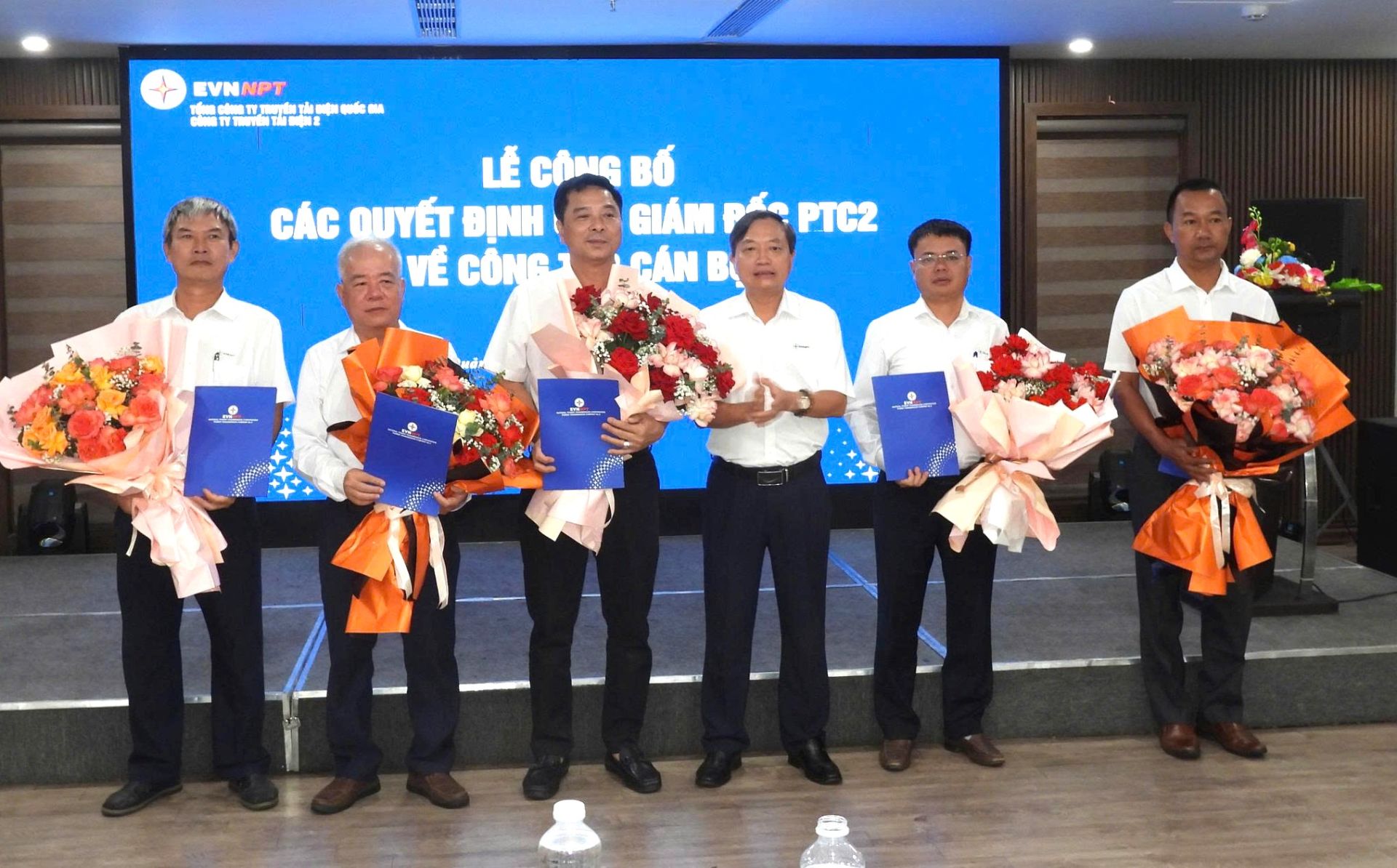 Lãnh đạo PTC2 trao quyết định và tặng hoa chúc mừng cán bộ Đội Truyền tải điện Quảng Trị được bổ nhiệm.