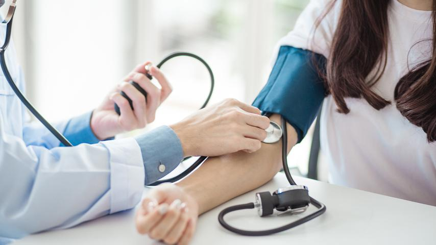 Dù bạn còn trẻ cũng nên theo dõi huyết áp thường xuyên để phát hiện sớm bệnh này Dù bạn còn trẻ cũng nên theo dõi huyết áp thường xuyên để phát hiện sớm bệnh này