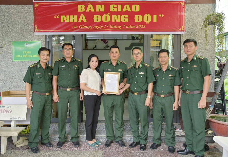 Đại tá Doãn Đình Tránh, Phó chính ủy Ban Chỉ huy Bộ đội Biên phòng tỉnh bàn giao nhà cho Thượng úy Cao Văn Sắc, Huấn luyện viên chó chiến đấu, Tiểu đoàn Huấn luyện - Cơ động,