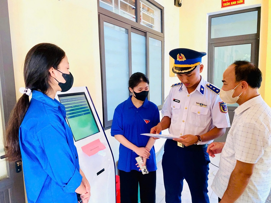 Lực lượng thanh niên tình nguyện giúp người dân hoàn thiện hồ sơ, thủ tục hành chính Lực lượng thanh niên tình nguyện giúp người dân hoàn thiện hồ sơ, thủ tục hành chính