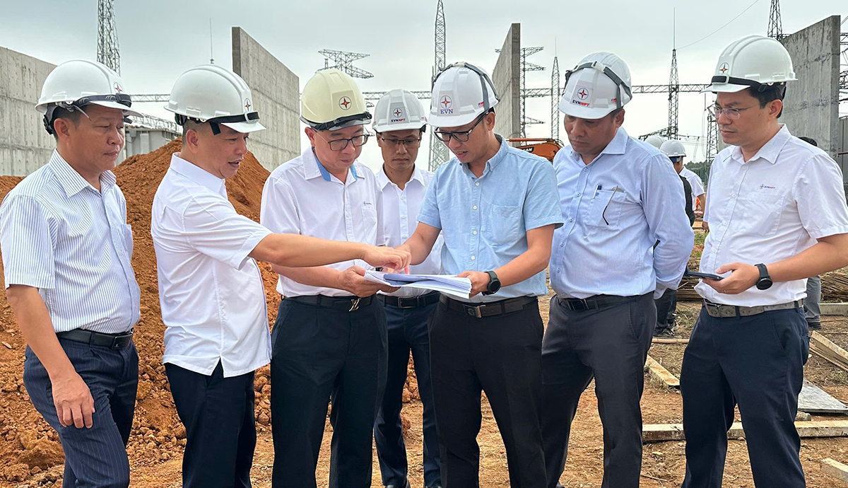 Tổng giám đốc EVNNPT nghe báo cáo tình hình triển khi các dự án tại địa bàn tỉnh Phú Thọ Tổng giám đốc EVNNPT nghe báo cáo tình hình triển khi các dự án tại địa bàn tỉnh Phú Thọ